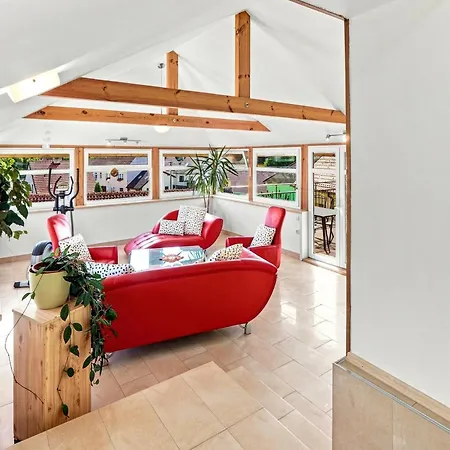 Retreat With Sauna And Koi Pond דירה