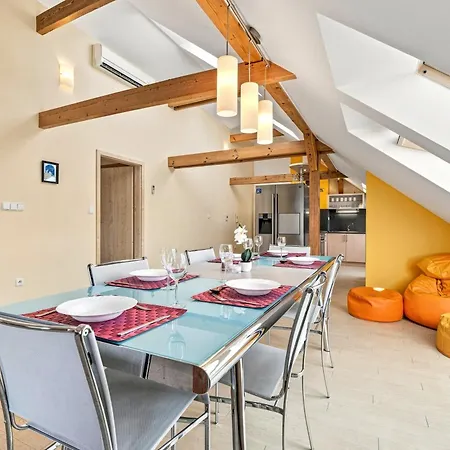 דירה Retreat With Sauna And Koi Pond *