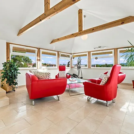 Retreat With Sauna And Koi Pond דירה Velke Opatovice