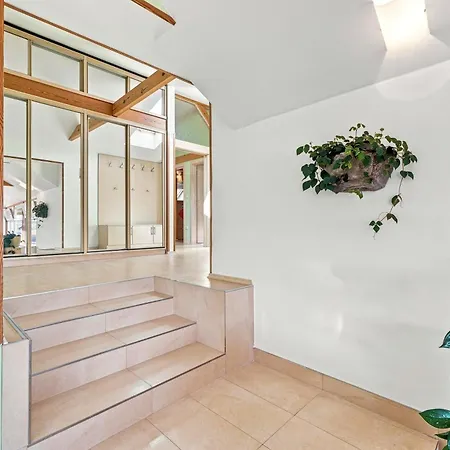 דירה Retreat With Sauna And Koi Pond *